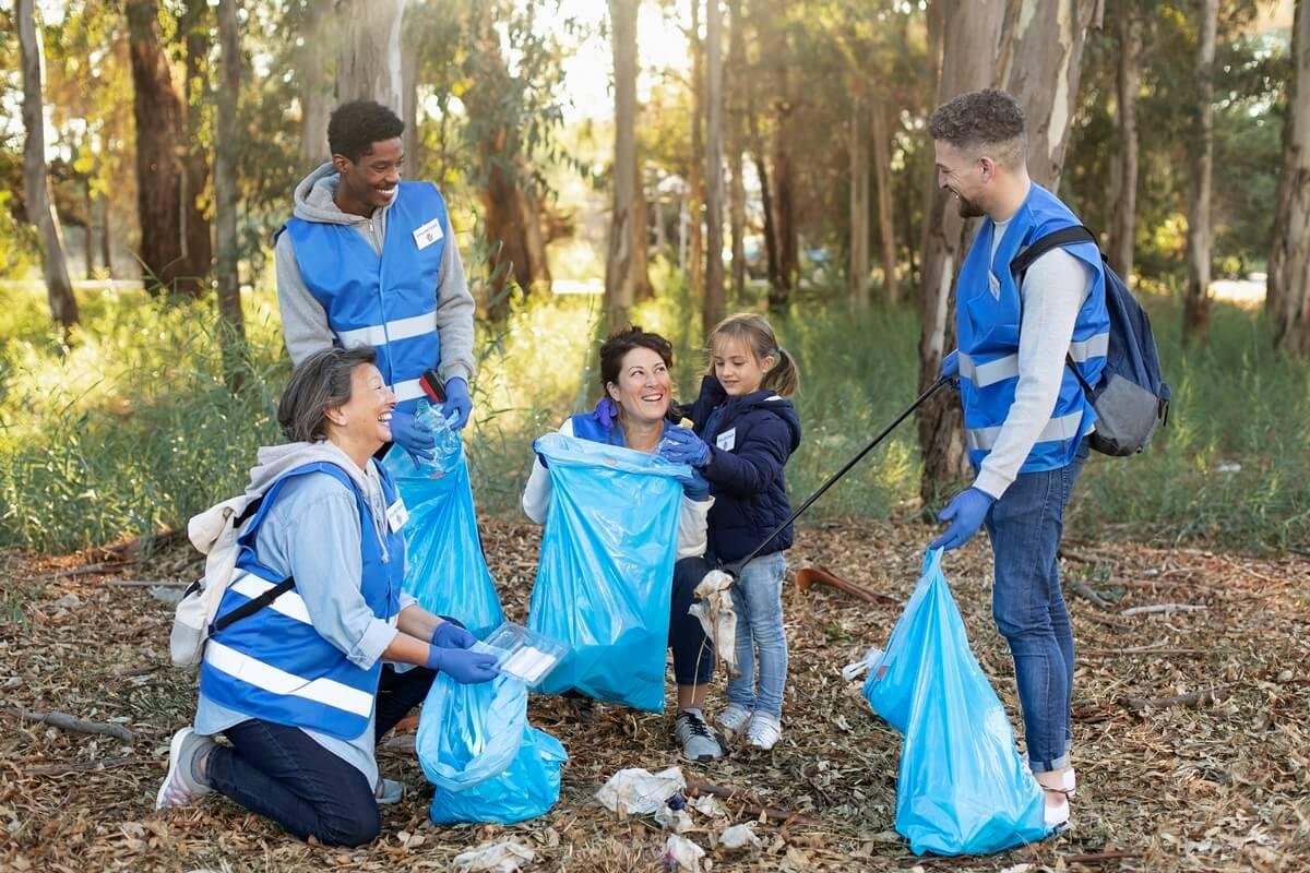 Volunteering as a family work together